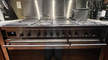 Full-sized fridge, microwave, oven, stovetop