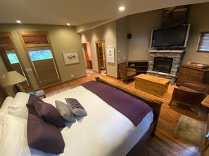 6 Schlafzimmer, Schreibtisch, Bügeleisen/Bügelbrett, Reisekinderbett