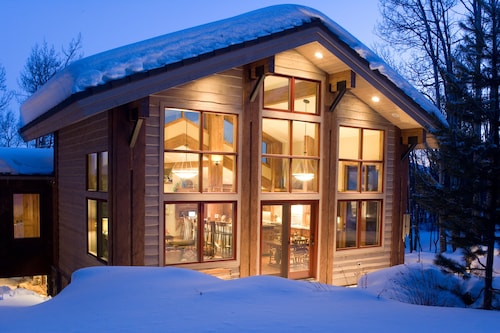 Large Lodge Style Mountainside Ski Chalet, Great Amenities, Amazing Location!