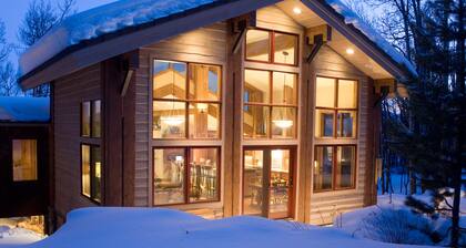 Large Lodge Style Mountainside Ski Chalet, Great Amenities, Amazing Location!