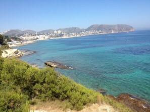 Playa en los alrededores, camastros y toallas de playa