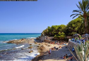 Beach nearby, sun-loungers, beach towels