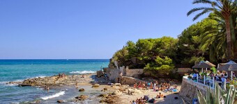 Beautiful 2 bedroom apartment sleeps 4 FREE WiFi A/C, TV, private Pool & parking