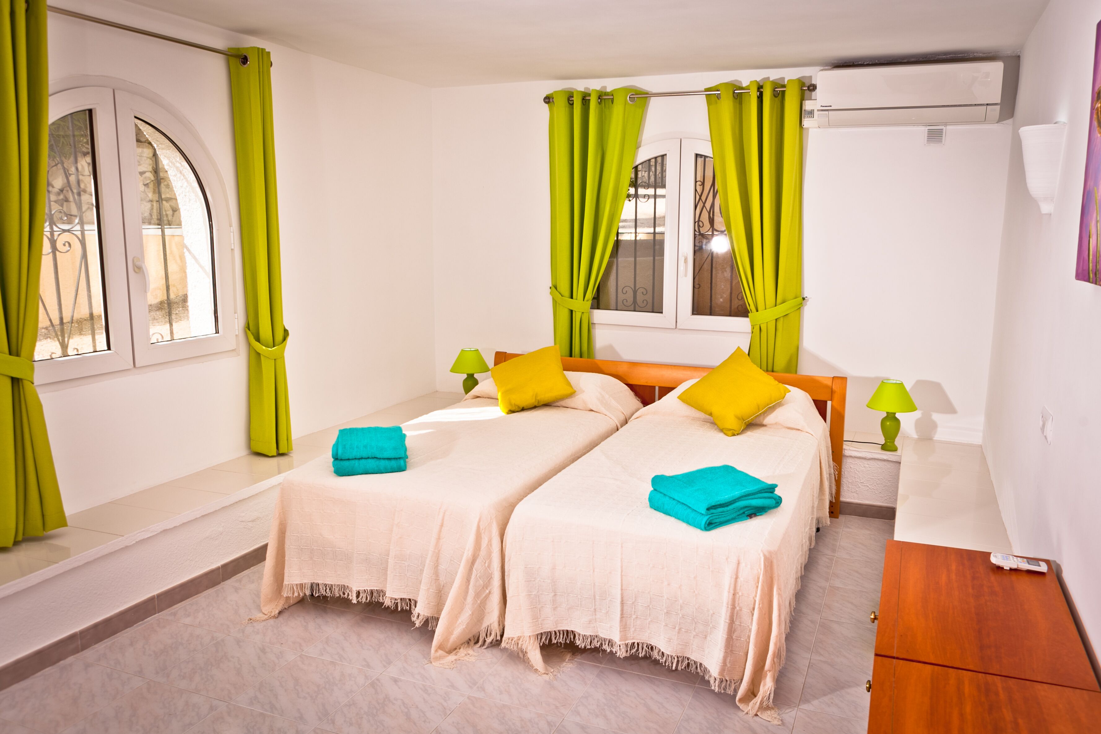 2 chambres, coffres-forts dans les chambres, fer et planche à repasser