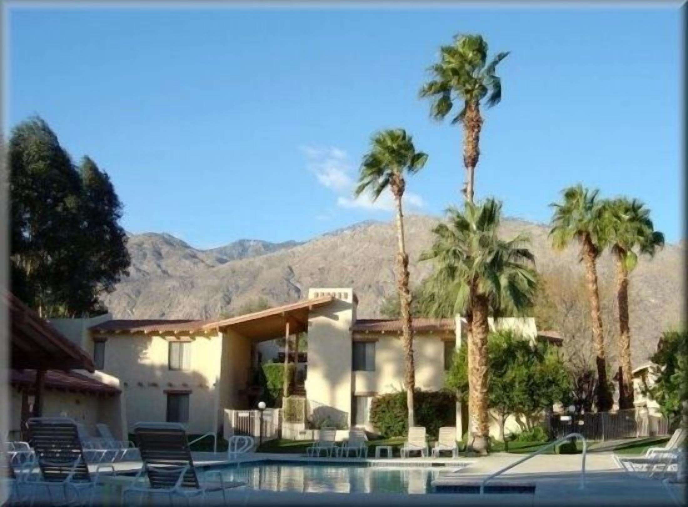 No Stairs!  2BR/2BA Reno Designer Furnished Washer/Dryer, Walk DNT, Wi-Fi, Phone