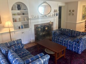 Fernseher, Kamin, Tischtennisplatte, Bücher