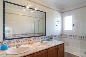 Combined shower/bathtub, hair dryer, bidet, towels - Beautiful Majorcan house, free wifi, large garden, lovely (Palma de Mallorca (Cala d'0r))
