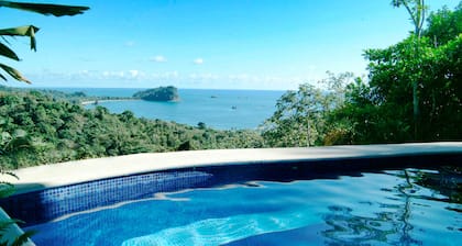 Villa tropical en vecindario cerrado con piscina privada y vistas increíbles.