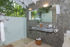 Badekar, hårtørrer, håndklæder, Toiletpapir