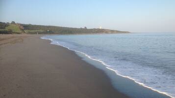 Ubicación cercana a la playa y tumbonas