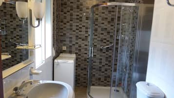Bathtub, hair dryer, bidet, towels