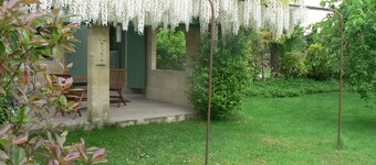 Gîtes La Glycine facing the Saint-Emilion river