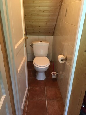 Een douche, een haardroger, handdoeken, zeep