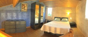 1 slaapkamer, een strijkplank/strijkijzer, reisbedje, gratis wifi
