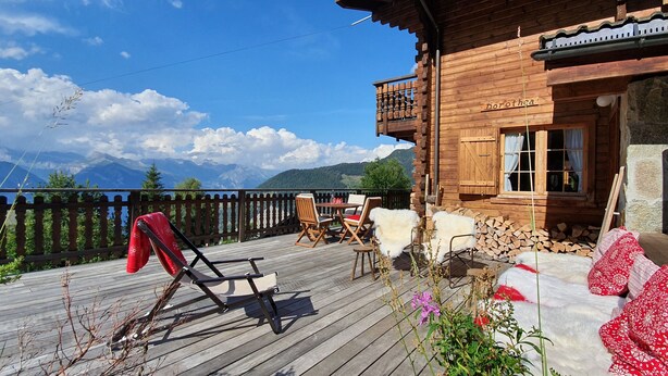 A wooden cabin with a deck, a chair, a table, and a sign reading "Dorothea". - Chalet - La Tzoumaz Verbier - on the slopes (La Tzoumaz)