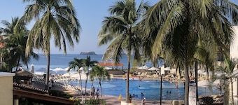 Beautiful villa steps from the beach / Tesoro Ixtapa