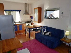 TV, DVD player, livros, videoteca