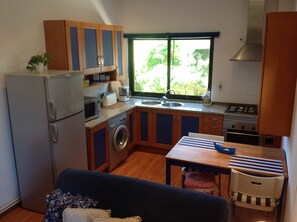 Cafeteira/chaleira, geladeira, micro-ondas, fogão