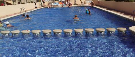 Una piscina al aire libre