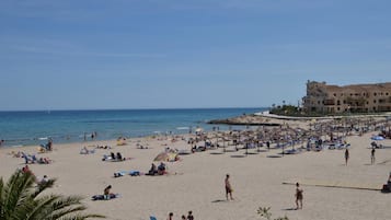 Ubicación cercana a la playa y tumbonas