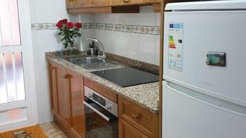 Frigorífico, microondas, horno y placa de cocina