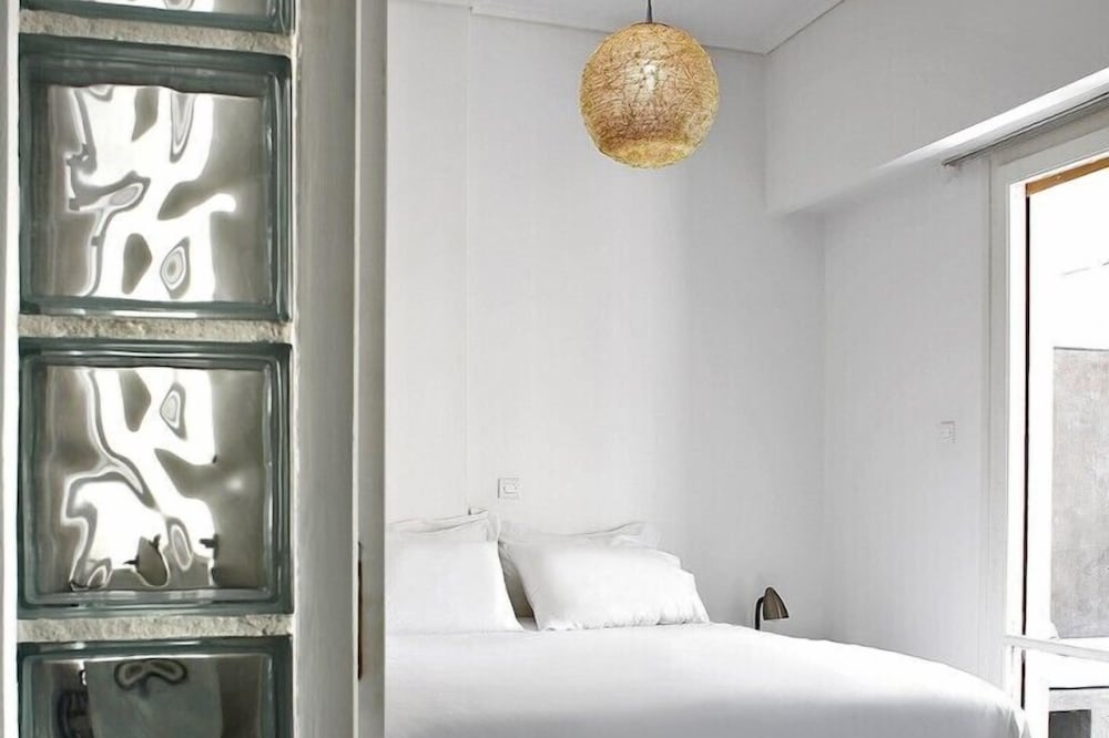 Acropolis area, modern one bedroom apt, large terrace, WiFi, A/C