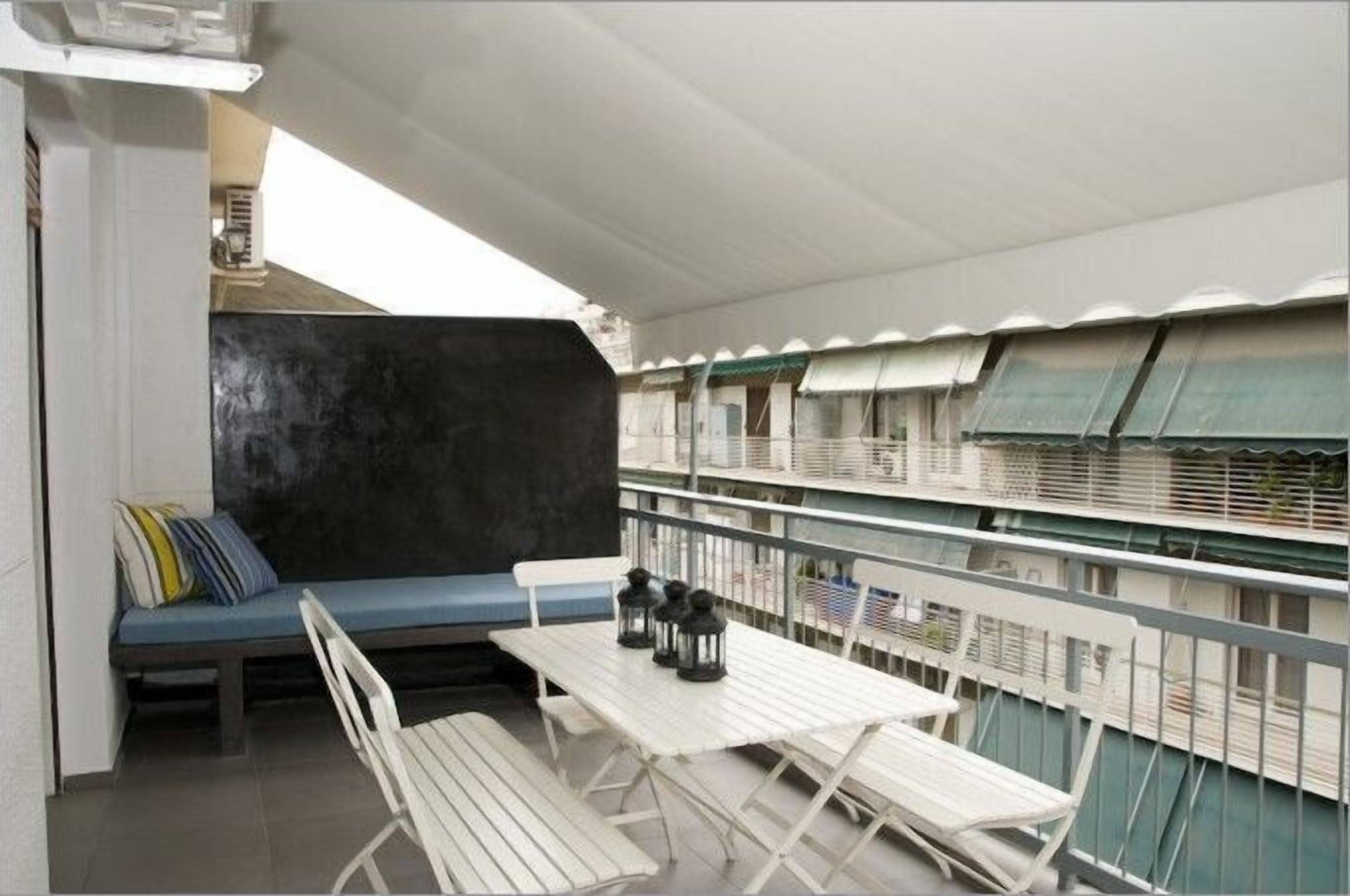 Balcony and external dining area