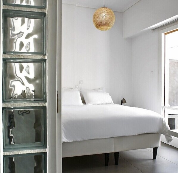 1 dormitori, planxa i posts de planxar i un bressol de viatge 