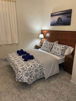 12 Schlafzimmer, Bügeleisen/Bügelbrett, Reisekinderbett