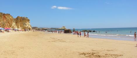 Una spiaggia nelle vicinanze