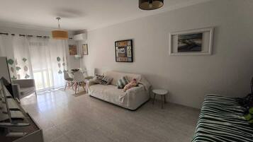 Smart TV, reproductor de DVD, libros y videoteca