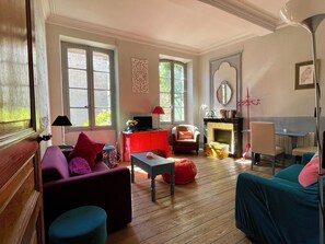 Fernseher, Kamin, DVD-Player, Bücher