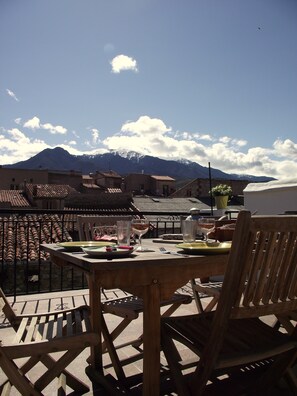 Outdoor dining - A Spacious 18th‑Century Townhouse with Roof Terrace & Mountain Views—Sleeps 10 (Prades)