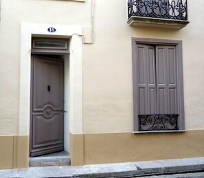Exterior detail - Something different—town house with south-facing roof terrace (Prades)
