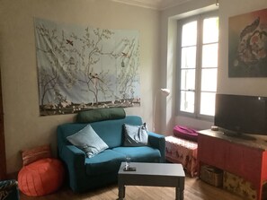 Fernseher, Kamin, DVD-Player, Bücher