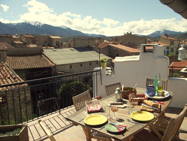 Outdoor dining - Something different—town house with south-facing roof terrace (Prades)