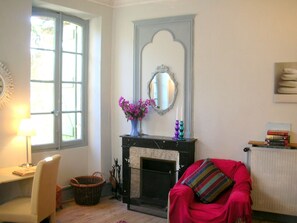 Fernseher, Kamin, DVD-Player, Bücher