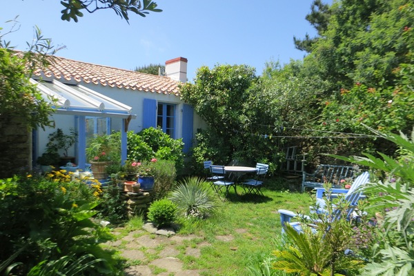 façade avant avec 1er jardinet entre les 2 bâtiments