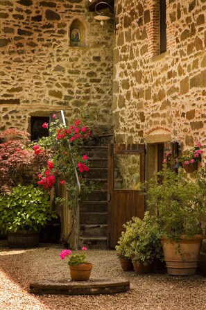 تفاصيل الفندق من الخارج