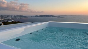 Una vista despejada de una amplia piscina infinita con un paisaje panorámico del océano y una isla al fondo.