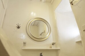 シャワー、ヘアドライヤー、タオル、石鹸