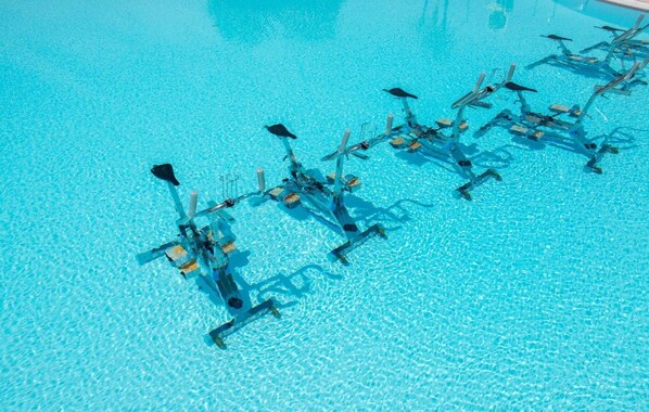 Alberca techada y alberca al aire libre