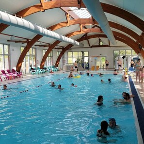 Una piscina techada, una piscina al aire libre