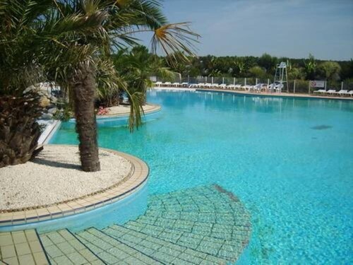 MobilHome 6/8 pers. in a 4* outdoor village