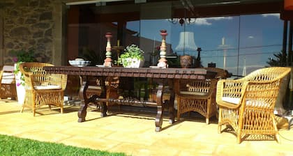 Maison typique avec piscine et vue imprenable entre mer et montagne