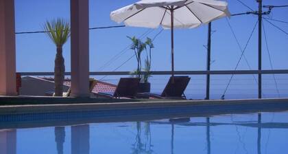 Maison typique avec piscine et vue imprenable entre mer et montagne