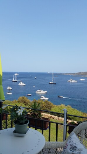 Outdoor dining - A seafront apartment with a stunning sea view - Porto Rotondo (Porto rotondo)