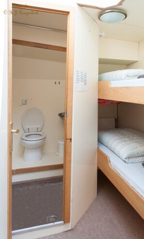 Een douche, handdoeken, zeep, toiletpapier