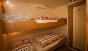 7 bedrooms, travel crib, bed sheets