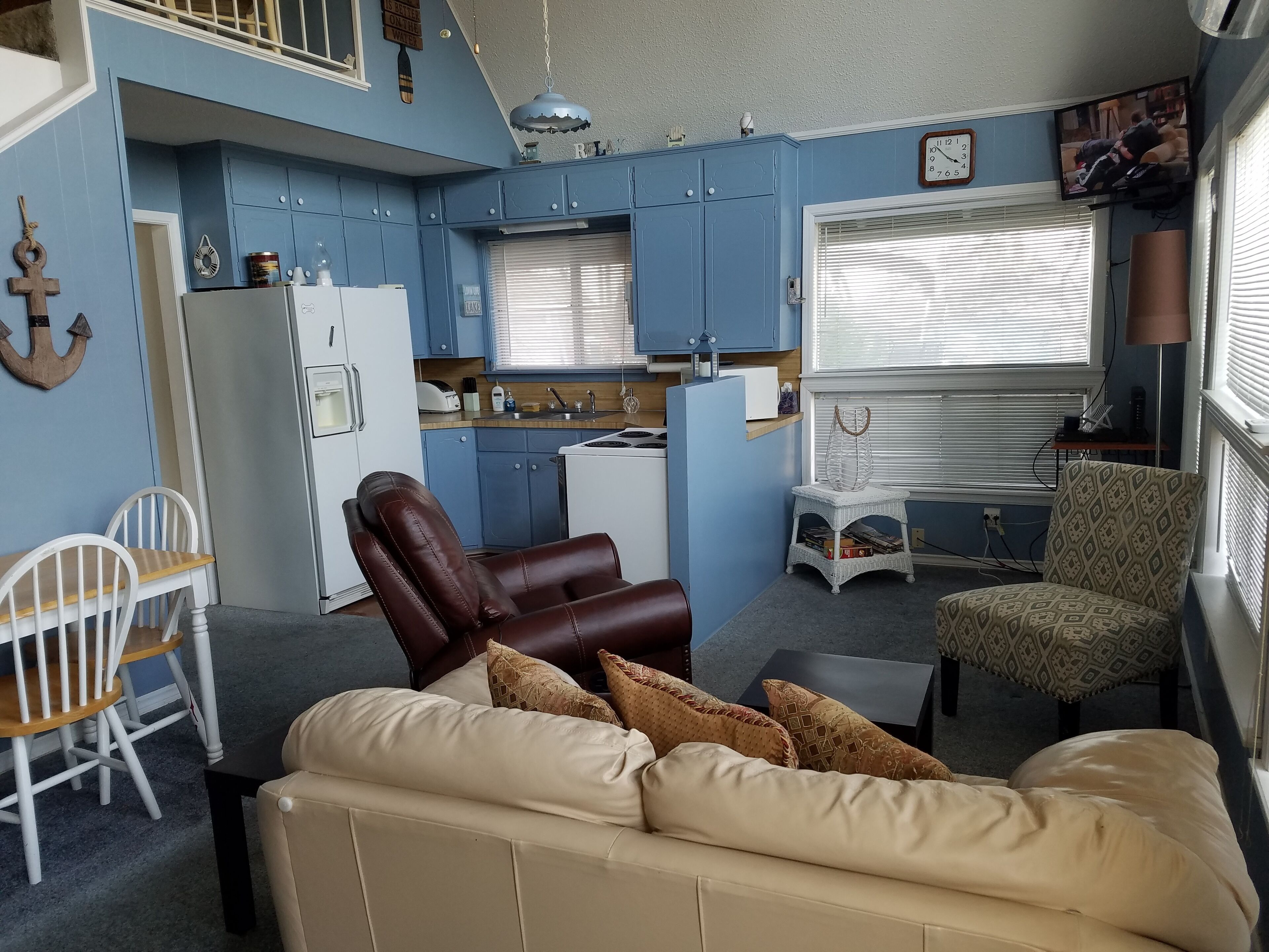 Lakeshore Cottage is a Charming Beaver Shores Cottage near Prairie Creek Marina